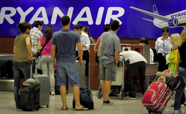 Condenan a Ryanair por cobrar a una pasajera por su equipaje de mano