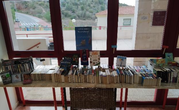 La biblioteca municipal muestra su lado más solidario con una nueva campaña de recogida de alimentos previa a la Navidad