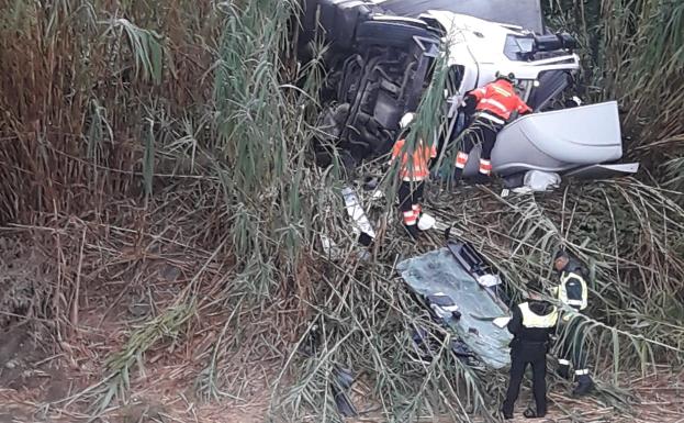 Herido grave tras caerse con un camión por un puente de 15 metros de altura en La Viñuela