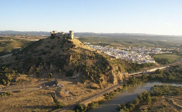 Más allá de la gran fortaleza de Almodóvar del Río