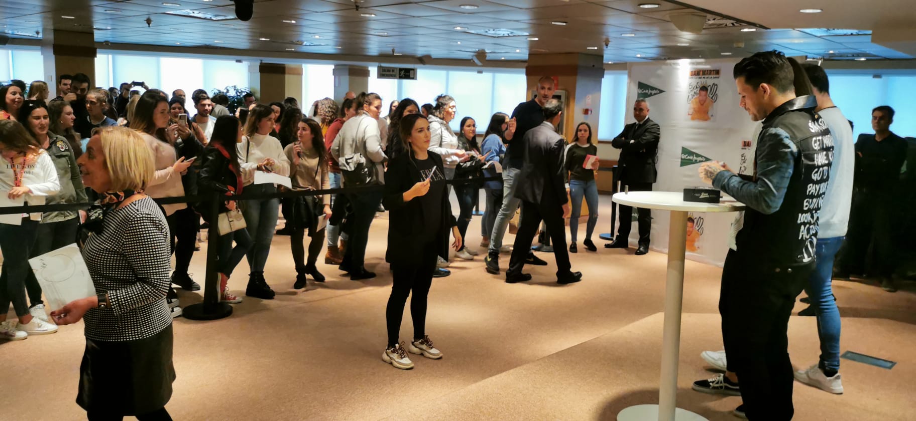 Largas colas para conocer a Dani Martín en Málaga