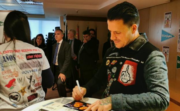 Gritos y largas colas en Málaga por charlar con Dani Martín