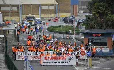 Los estibadores desconvocan la huelga del lunes en los puertos