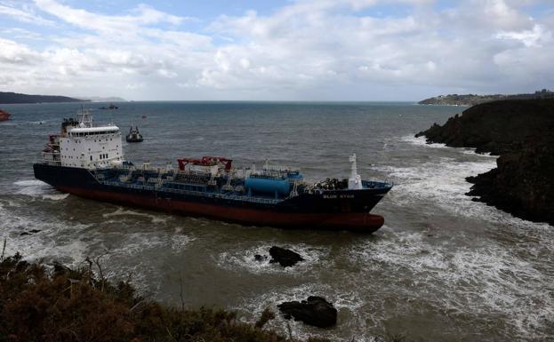 Suspenden el tercer intento de remolcar el buque 'Blue Star', encallado en la costa gallega