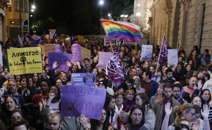 Miles de personas se manifiestan en Málaga en el Día Internacional de la Eliminación de la Violencia contra la Mujer