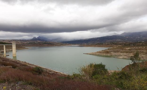 Las precipitaciones apenas se dejan notar en las reservas del embalse de La Viñuela