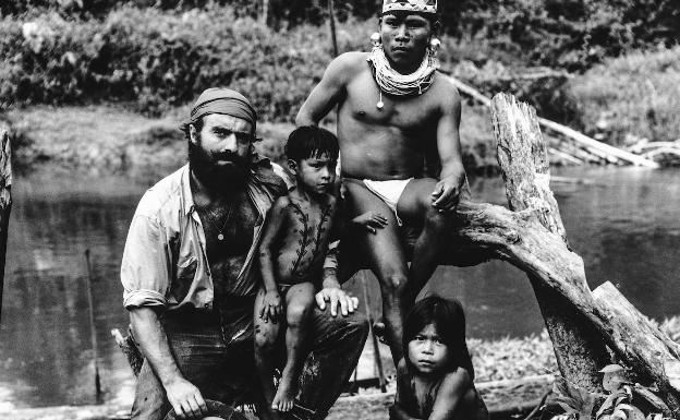 De la Quadra con miembros de una tribu amazónica 