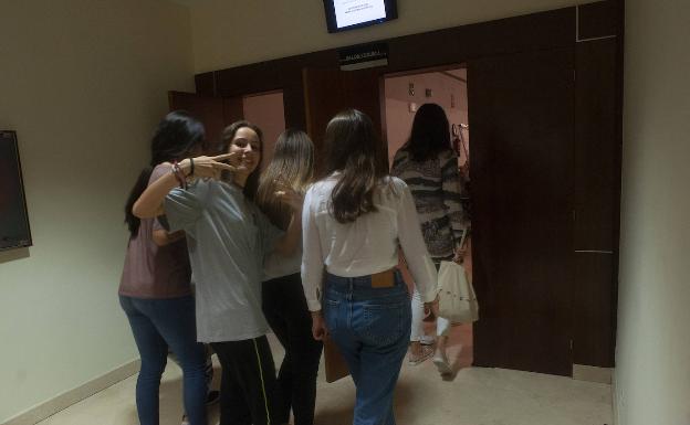 Unos 800 jóvenes se examinan en Málaga para conseguir una beca de la Fundación Amancio Ortega