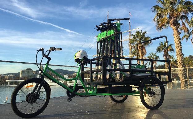 Prueban en Málaga un sistema de recogida de patinetes mediante bicis con remolque