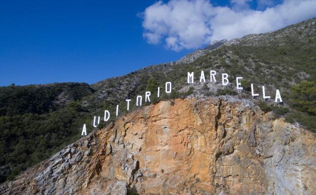 Concluye la restauración de las letras que coronan el auditorio natural de la Cantera de Nagüeles
