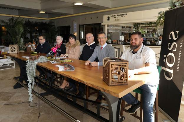 Unos 200 mayores disfrutarán del alumbrado navideño gracias a taxistas y voluntarios