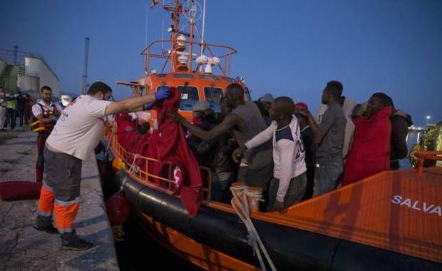 Un fallecido y cinco desaparecidos en la patera rescatada a 35 millas de Motril, con 46 personas a bordo