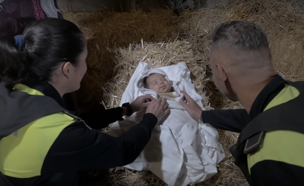Un bebé salvado por policías locales, protagonista de la felicitación navideña del cuerpo