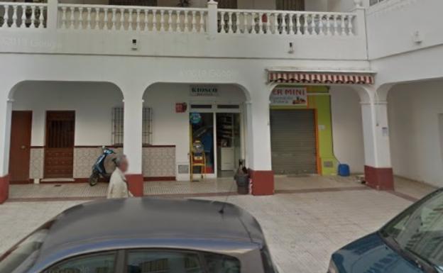 Una mujer se enfrenta con un cuchillo a dos encapuchados y evita el atraco a su tienda en Vélez-Málaga