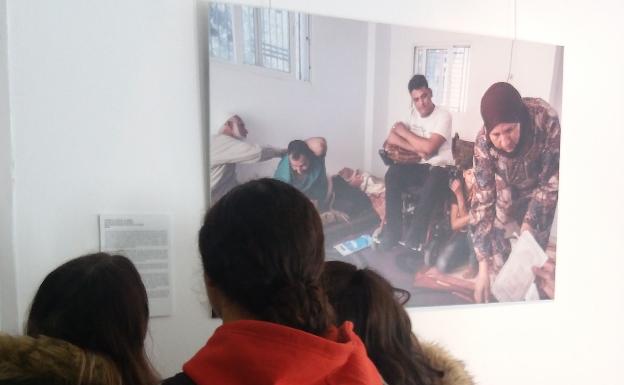 Alumnos del IES Ciudad de Melilla visitan la exposición solidaria sobre Siria y Jordania