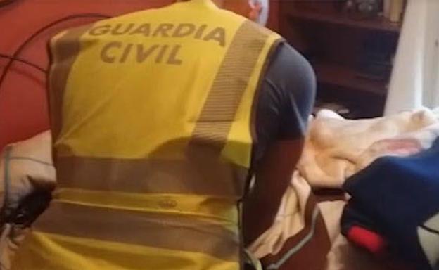 Detienen a un hombre con 150 bellotas de hachís ocultas entre su ropa en el aeropuerto de Málaga
