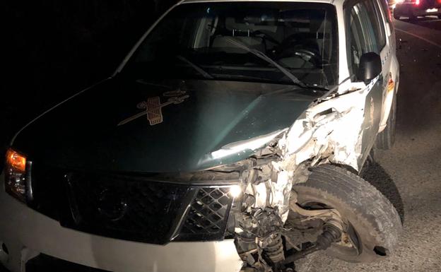 Un conductor se estrella contra un todoterreno de la Guardia Civil y hiere a un agente en Casarabonela