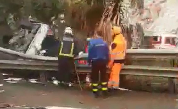 Espectacular salida de vía de un turismo en la autovía a la altura del Higuerón