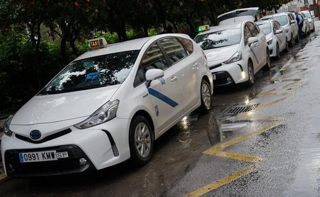 Los taxistas de Málaga podrán sacar toda su flota los fines de semana por la noche en Navidad