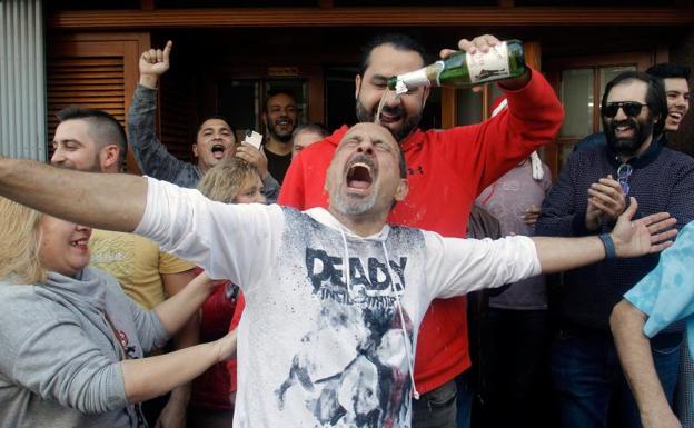 El bar Pepe de Alicante regala a sus clientes y empleados 10 décimos del Gordo