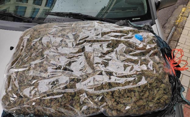 Incautan cuatro kilos de marihuana en un vehículo mal aparcado en Vélez-Málaga