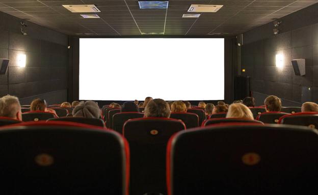 La Junta responde a Facua que es «ilegal» que los cines impidan entrar con bebida y comida