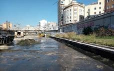La obra para el hotel de Moneo provoca un vertido de aguas fecales en el Guadalmedina