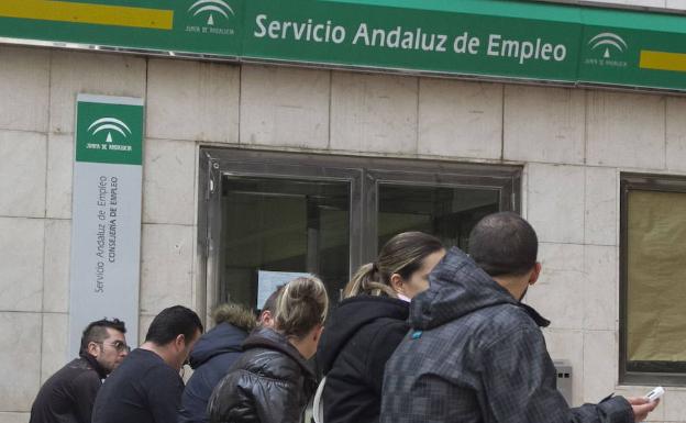 La bajada del paro se ralentiza y Málaga sólo consigue reducir 2.764 desempleados en un año
