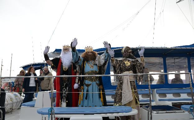 Los Reyes Magos protagonizan un desembarco por todo lo alto en Marbella