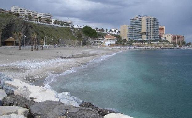 Hallan el cadáver de una mujer en el mar junto a un espigón de una playa de Benalmádena