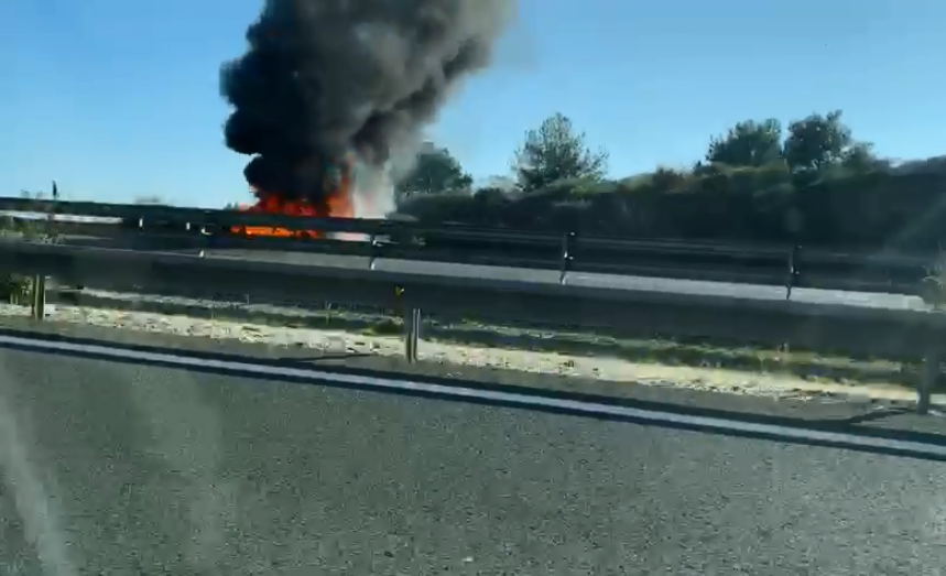 El incendio de un vehículo en plena A-7 a la altura de Chilches obliga a cortar un carril