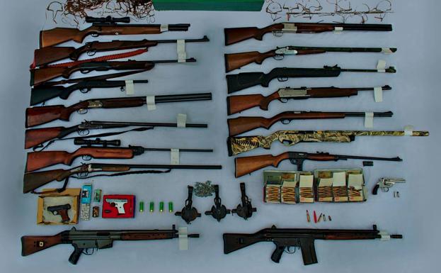 Detenido en Periana por tener un zulo con armas ilícitas, munición considerada de guerra y artes de caza prohibidos