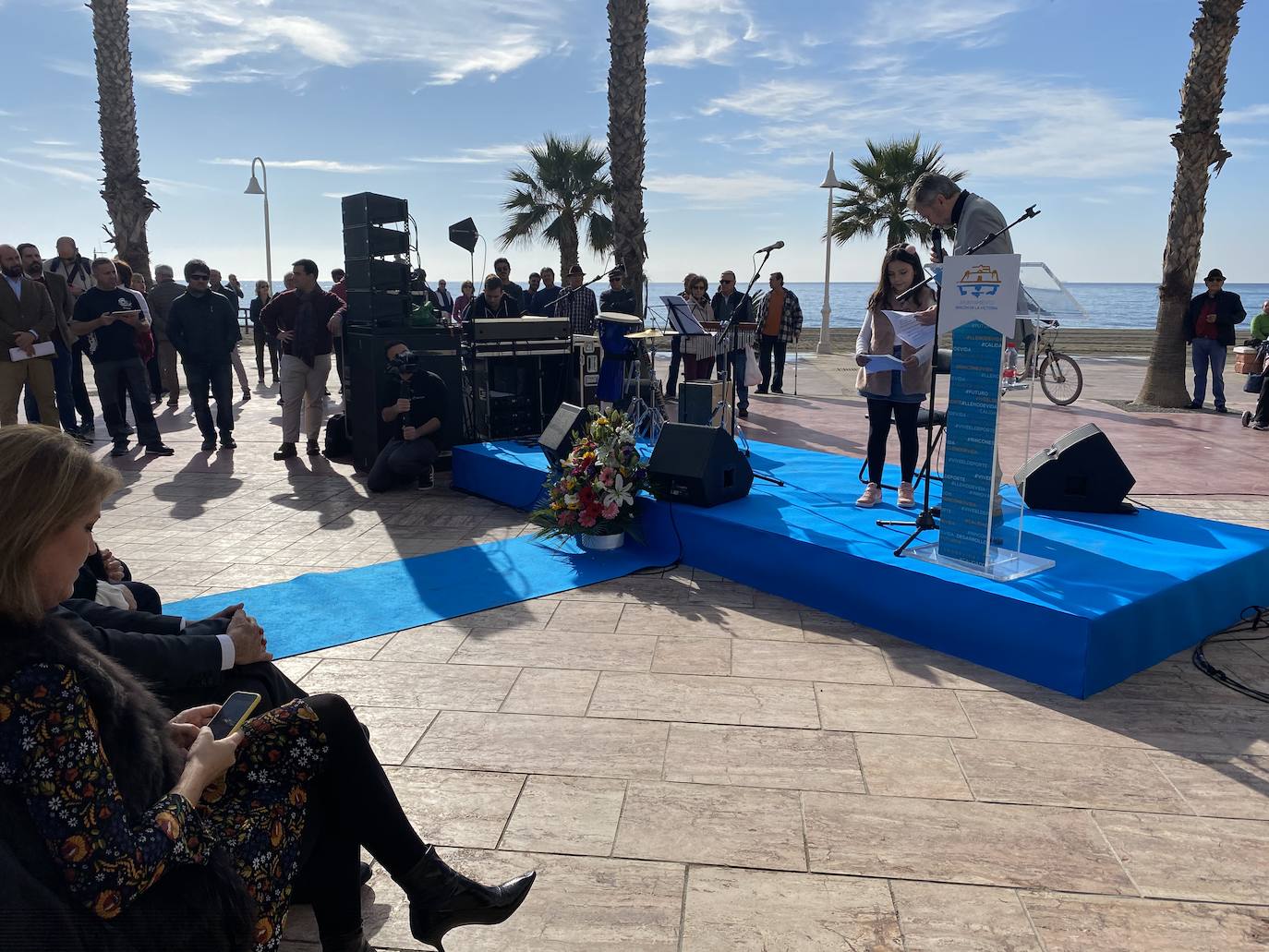 Rincón de la Victoria rinde homenaje a Manuel Alcántara con una escultura y una cerámica