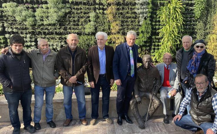 Rincón de la Victoria rinde homenaje a Manuel Alcántara con una escultura y una cerámica