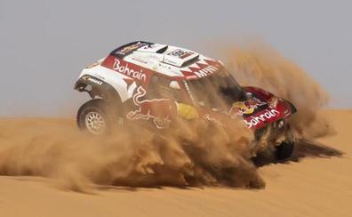 Sainz logra su tercera victoria en una etapa de luto en el Dakar