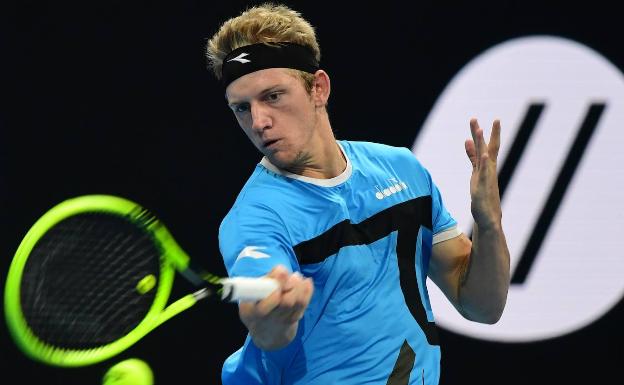 Davidovich cede en tres sets ante Edmund en Auckland