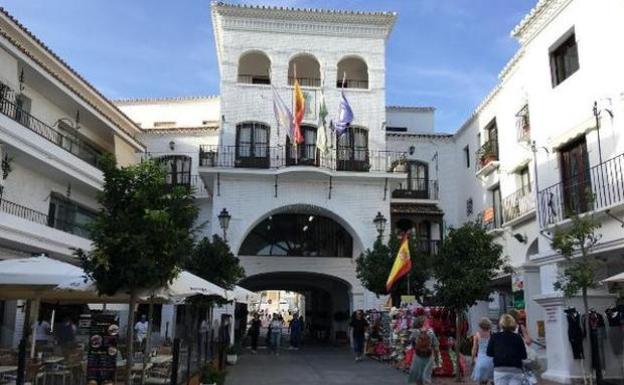 La Fiscalía propone citar como investigado al alcalde de Nerja por irregularidades en un contrato municipal