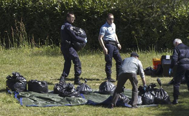 Procesan a dos policías franceses por apropiarse de más de 100 armas de ETA