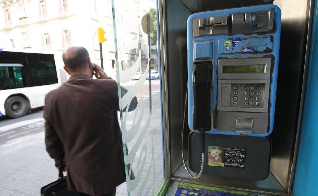 Las cabinas telefónicas son la resistencia en Málaga