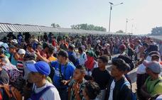 La caravana de inmigrantes centroamericanos intenta entrar a empujones en México