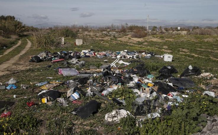 Escombros en el río Guadalhorce: unos por otros y la casa sin barrer