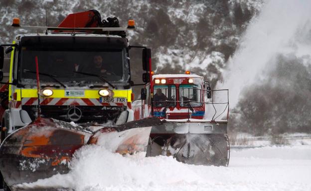 'Gloria' deja un muerto en Asturias, cierra el aeropuerto en Alicante y colapsa carreteras