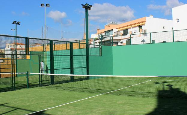 El Ayuntamiento de Estepona reforma las pistas de pádel y tenis de Cancelada