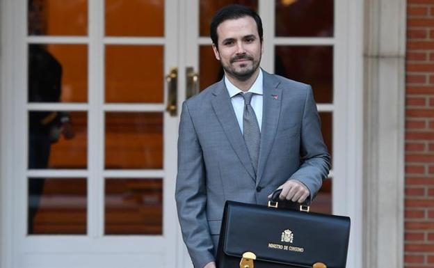 Garzón anuncia restricciones a las casas de apuestas y a la comida basura