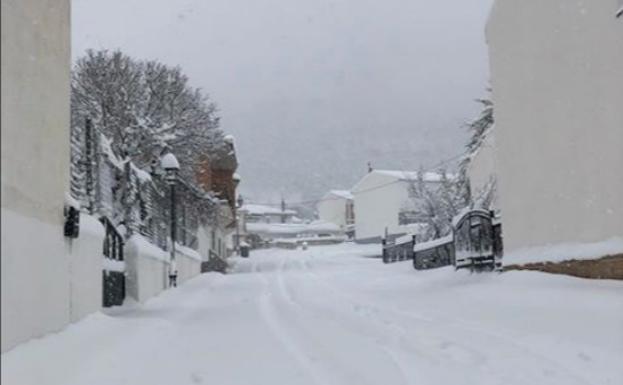 Carreteras cortadas, vehículos atrapados y pueblos incomunicados en Andalucía por la nieve