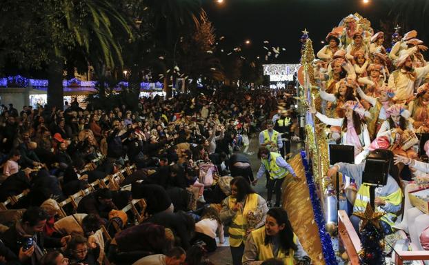 La iniciativa de Adelante Málaga, a la que se suma el PSOE, de quitar las sillas de la Cabalgata de Reyes no prospera