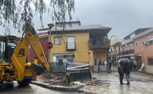 Una familia con un bebé de 10 días, desalojada en Maqueda por las inundaciones