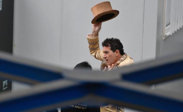 Banderas ensaya en el Martín Carpena el número estelar de 'A Chorus Line' para la gala de los Goya en Málaga