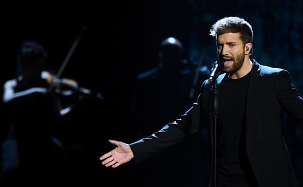 Pablo Alborán se luce en los Premios Goya con versión de 'Sobreviviré' de Manzanita