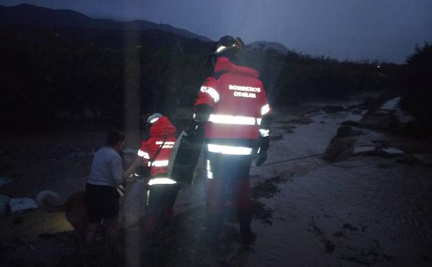 Bomberos rescatan a unos trabajadores atrapados en un camión inundado en Alhaurín de la Torre